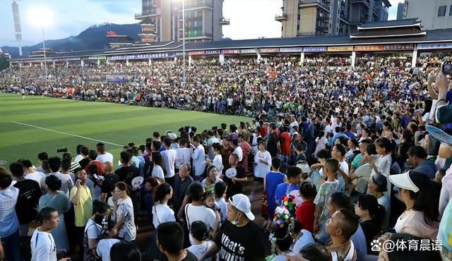 图片报：拜仁本该在上周末和穆勒谈续约，但因大雪天气而推迟《图片报》报道，拜仁原本应该在上周末和穆勒谈续约，但慕尼黑的严重降雪推迟了这件事。